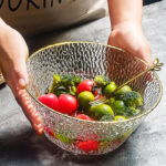 ⁦طقم اطباق اكليريك 3 شفاف قطع بمقاسات مختلفة بحواف جولد لحمل وتقديم السلطات والفواكه بشكل شيك⁩ - الصورة ⁦5⁩