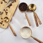 ⁦طقم اكواب معيارية 5 قطع بمقاسات مختلفة استانليس ستيل مطلي باللون الذهبي بيد خشب⁩ - الصورة ⁦2⁩