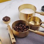 طقم اكواب معيارية 5 قطع بمقاسات مختلفة استانليس ستيل مطلي باللون الذهبي بيد خشب