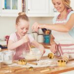 ⁦طقم اكواب معيارية 5 قطع بمقاسات مختلفة استانليس ستيل مطلي باللون الذهبي بيد خشب⁩ - الصورة ⁦3⁩