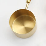 ⁦طقم اكواب معيارية 5 قطع بمقاسات مختلفة استانليس ستيل مطلي باللون الذهبي بيد خشب⁩ - الصورة ⁦5⁩