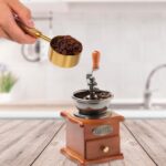 ⁦طقم اكواب معيارية 5 قطع بمقاسات مختلفة استانليس ستيل مطلي باللون الذهبي بيد خشب⁩ - الصورة ⁦6⁩