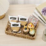 ⁦طقم باسكت خوص 3 قطع بمقاسات مختلفة لحمل وتنظيم ادوات العناية بالبشرة والشعر بيد⁩ - الصورة ⁦2⁩