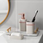 ⁦طقم حمام شيك 3 قطع ديسبنسر صابون سائل وحامل لفرش ومعجون الأسنان وصبانة بألوان مختلفة⁩ - الصورة ⁦2⁩