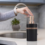 ⁦طقم حمام شيك 3 قطع ديسبنسر صابون سائل وحامل لفرش ومعجون الأسنان وصبانة بألوان مختلفة⁩ - الصورة ⁦8⁩