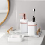 ⁦طقم حمام شيك 3 قطع ديسبنسر صابون سائل وحامل لفرش ومعجون الأسنان وصبانة بألوان مختلفة⁩ - الصورة ⁦9⁩