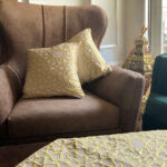 ⁦طقم رمضاني 3 قطع رانر مع 2 كوشن بتصميم إسلامي مميز لتجديد الديكور وإضفاء أجواء رمضانية مبهجة⁩ - الصورة ⁦2⁩