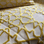 ⁦طقم رمضاني 3 قطع رانر مع 2 كوشن بتصميم إسلامي مميز لتجديد الديكور وإضفاء أجواء رمضانية مبهجة⁩ - الصورة ⁦3⁩