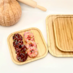 ⁦طقم صواني تقديم 3 قطع بمقاسات مختلفة للفطار والفواكه وفناجين الشاي والقهوة من الخشب⁩ - الصورة ⁦4⁩