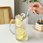 ⁦كوباية زجاج منقرش مزينه بحواف جولد 500 ملي لشرب وتقديم المياه والعصائر والمشروبات الغازية⁩ - الصورة ⁦2⁩