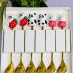 ⁦طقم معالق استانليس ستيل مطلي باللون الجولد 6 قطع بأشكال كرتونيه مختلفة⁩ - الصورة ⁦3⁩