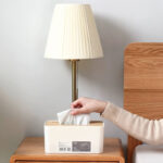 ⁦علبة مناديل بغطاء خشب مع منظم مقسم 4 خانات لحمل الريموت والشواحن والاقلام  لغرف النوم والليفنج والمكتب⁩ - الصورة ⁦2⁩