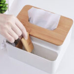 ⁦علبة مناديل بغطاء خشب مع منظم مقسم 4 خانات لحمل الريموت والشواحن والاقلام  لغرف النوم والليفنج والمكتب⁩ - الصورة ⁦3⁩