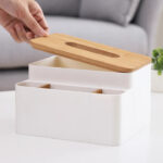 ⁦علبة مناديل بغطاء خشب مع منظم مقسم 4 خانات لحمل الريموت والشواحن والاقلام  لغرف النوم والليفنج والمكتب⁩ - الصورة ⁦6⁩