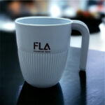 ⁦كوب حامل لفرش ومعجون الأسنان وأدوات الحلاقة وفرش الميكب وأقلام الروج والماسكرا بيد⁩ - الصورة ⁦4⁩