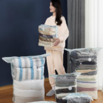 ⁦كيس فاكيوم لتخزين الملابس والبطاطين يوفر مساحات الدواليب والشنط  مع أداة يدوية لشفط الهواء⁩ - الصورة ⁦3⁩