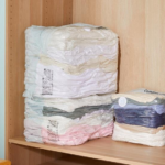 ⁦كيس فاكيوم لتخزين الملابس والبطاطين يوفر مساحات الدواليب والشنط  مع أداة يدوية لشفط الهواء⁩ - الصورة ⁦2⁩