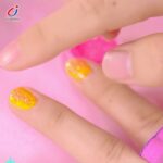 ⁦لعبة شنطة طلاء الأظافر 14 قطعة بألوان مانكير وجليتر واستيكر برسومات مختلفة للبنات⁩ - الصورة ⁦3⁩