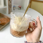 ⁦طقم كوبايات زجاج كريستال 6 قطع لشرب وتقديم المشروبات الباردة والساخنة بيد⁩ - الصورة ⁦2⁩