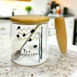 ⁦مج زجاج للنسكافيه واللاتيه والايس كوفي بيد وغطاء خشب ومعلقة استانليس ستيل 400 ملي⁩ - الصورة ⁦2⁩