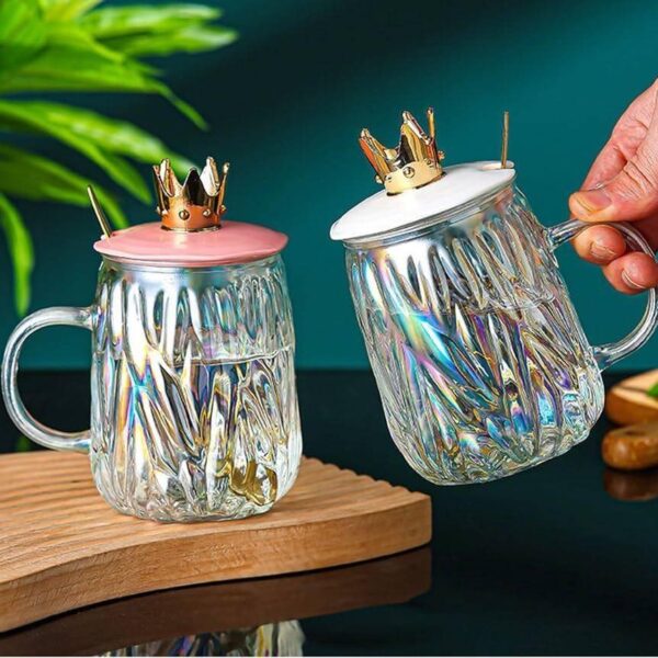 مج زجاج متعرج 450 ملي بغطاء تاج ومعلقة استانليس ستيل جولد للمشروبات الباردة والساخنة بيد