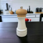 ⁦مطحنة فلفل اسود يدوية عملية وسهلة الأستخدام من الخشب⁩ - الصورة ⁦2⁩