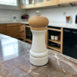 مطحنة فلفل اسود يدوية عملية وسهلة الأستخدام من الخشب