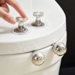 ⁦مقبض رافع لمقعد التواليت شكل وردة بدون لمس لتجنب لمس البكتريا والجراثيم سهل التركيب⁩ - الصورة ⁦2⁩