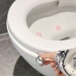 ⁦مقبض رافع لمقعد التواليت شكل وردة بدون لمس لتجنب لمس البكتريا والجراثيم سهل التركيب⁩ - الصورة ⁦8⁩