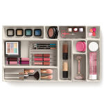 ⁦منظم ادراج مقسم 12 خانة لتنظيم الميكب والكريمات والاكسسورات سهل التركيب من البلاستيك⁩ - الصورة ⁦4⁩