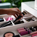 ⁦منظم ادراج مقسم 12 خانة لتنظيم الميكب والكريمات والاكسسورات سهل التركيب من البلاستيك⁩ - الصورة ⁦5⁩