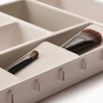 ⁦منظم ادراج مقسم 7 خانات لتنظيم الميكب والكريمات والاكسسورات سهل التركيب من البلاستيك⁩ - الصورة ⁦5⁩