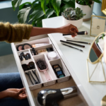 ⁦منظم ادراج مقسم 7 خانات لتنظيم الميكب والكريمات والاكسسورات سهل التركيب من البلاستيك⁩ - الصورة ⁦2⁩