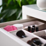 ⁦منظم ادراج مقسم 7 خانات لتنظيم الميكب والكريمات والاكسسورات سهل التركيب من البلاستيك⁩ - الصورة ⁦4⁩