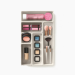 ⁦منظم ادراج مقسم 7 خانات لتنظيم الميكب والكريمات والاكسسورات سهل التركيب من البلاستيك⁩ - الصورة ⁦7⁩