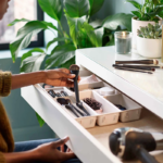 ⁦منظم ادراج مقسم 7 خانات لتنظيم الميكب والكريمات والاكسسورات سهل التركيب من البلاستيك⁩ - الصورة ⁦8⁩