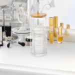 ⁦منظم اكليريك شفاف لحمل وتنظيم قطن إزالة الميكب بفتحة لسهولة الاستخدام وغطاء خشب⁩ - الصورة ⁦2⁩