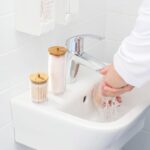 ⁦منظم اكليريك شفاف لحمل وتنظيم قطن إزالة الميكب بفتحة لسهولة الاستخدام وغطاء خشب⁩ - الصورة ⁦8⁩