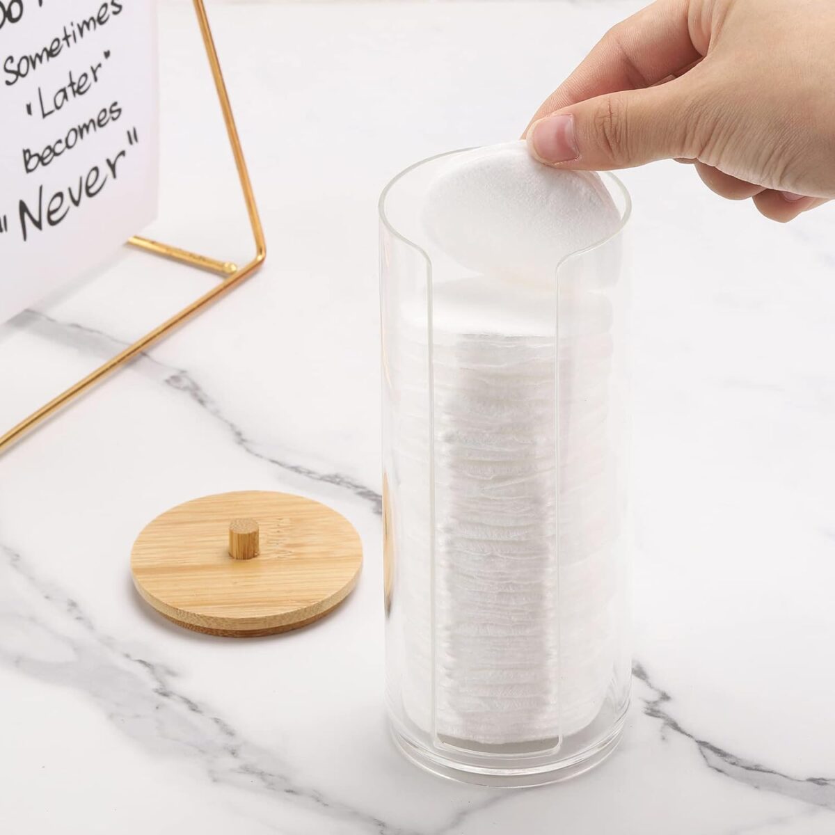 ⁦منظم اكليريك شفاف لحمل وتنظيم قطن إزالة الميكب بفتحة لسهولة الاستخدام وغطاء خشب⁩ - الصورة ⁦9⁩