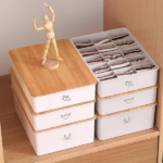 ⁦منظم مقسم 10 خانات للملابس الداخلية والشرابات وربطات العنق من البلاستيك بغطاء خشب⁩ - الصورة ⁦3⁩