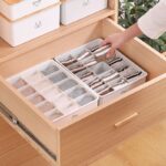 ⁦منظم مقسم 10 خانات للملابس الداخلية والشرابات وربطات العنق من البلاستيك بغطاء خشب⁩ - الصورة ⁦6⁩