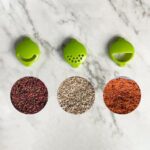 ⁦حامل ومنظم اكياس توابل مقسم 10 خانات مع اغطية بفتحات مختلفة لسهولة الاستخدام سهل التركيب والتنظيف⁩ - الصورة ⁦8⁩