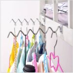 ⁦شماعة معدن لتعليق شماعات الملابس والشنط داخل وخارج الدواليب يثبت علي الأرفف⁩ - الصورة ⁦2⁩