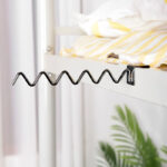 ⁦شماعة معدن لتعليق شماعات الملابس والشنط داخل وخارج الدواليب يثبت علي الأرفف⁩ - الصورة ⁦3⁩