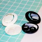 علبة عدسات لاصقة محكمه الغلق مع مرايا وادوات لألتقاط وتثبيت العدسة