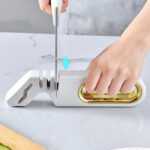 مسن يدوي 4 في 1 للسكاكين والمقصات ب 3 درجات مختلفة ومقبض يد لسهولة الأستخدام