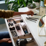 منظم ادراج مقسم 7 خانات لتنظيم الميكب والكريمات والاكسسورات سهل التركيب من البلاستيك