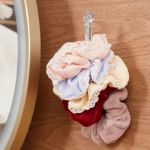 ⁦حامل ومنظم اكسسوارات وسلاسل وربطات الشعر يثبت بلصق دبل فيس قوي⁩ - الصورة ⁦8⁩