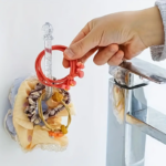 ⁦حامل ومنظم اكسسوارات وسلاسل وربطات الشعر يثبت بلصق دبل فيس قوي⁩ - الصورة ⁦2⁩