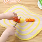 ⁦طقم لوح تقطيع 4 قطع بألوان مختلفة مانع للانزلاق⁩ - الصورة ⁦4⁩